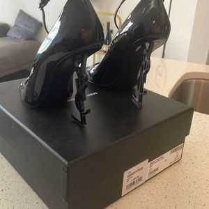 This is Nero Black size 41 (EU size) YSL pump.